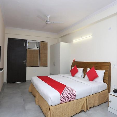 Oyo 28670 Hotel Dev Palace Gurgaon Exteriör bild