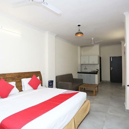 Oyo 28670 Hotel Dev Palace Gurgaon Exteriör bild