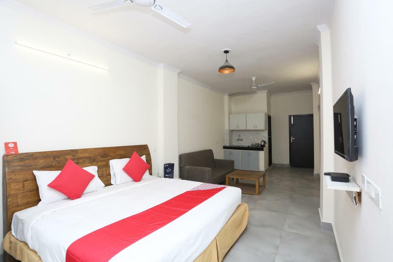Oyo 28670 Hotel Dev Palace Gurgaon Exteriör bild